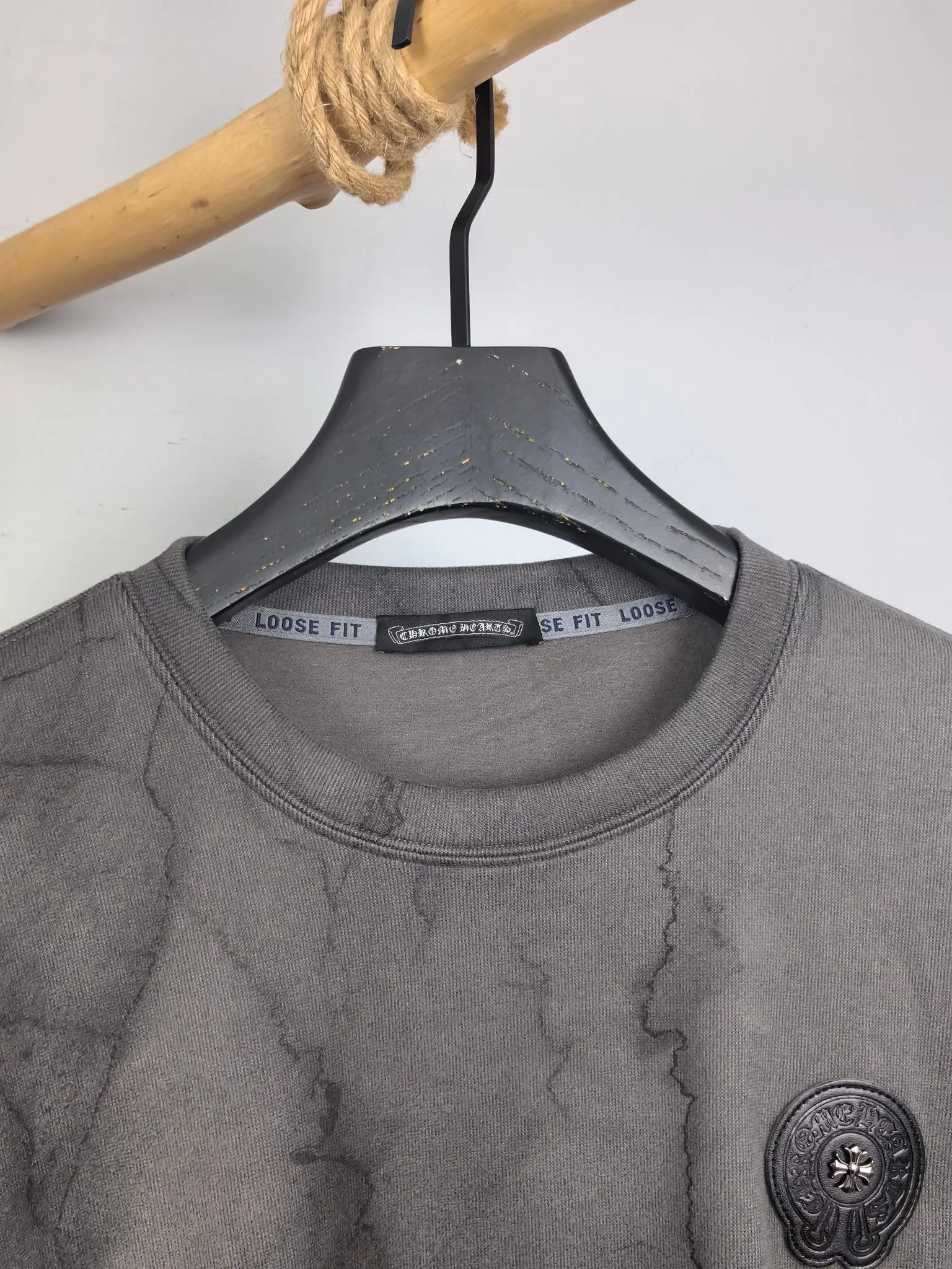 P420 Chrome Hearts 2025 Autumn and Winter New Design Sweatshirt Official website synchronized! This T-shirt combines minimalist design with exquisite details. The oversize trim is reminiscent of Tyrolean dress details, summoning modern new ideas, creating a different conceptual pattern, and injecting rich connotation into the traditional cotton T-shirt. The LOGO on the front graphic webbing is unique and makes the brand more distinguished. It highlights the style of a big brand, sets off the minimalist design style, and reveals the elegance at a glance! As a brand that pursues design and tailoring techniques, the materials used will never disappoint! The body of this shirt is made of Solona cotton blended 400g fabric, which is noble and exquisite. The cotton surface is full, soft and skin-friendly. In short, such a classic style is a must-have for autumn and winter! M-3XL
